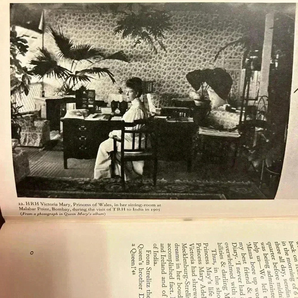 Vintage Book Queen Mary by James Pope-Hennessy - Picture 9 of 11